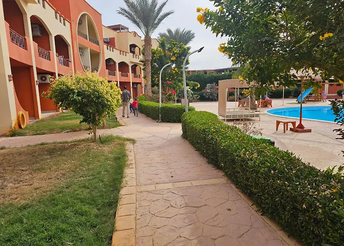 Appartamento Ground Floor Garden & Pool & *